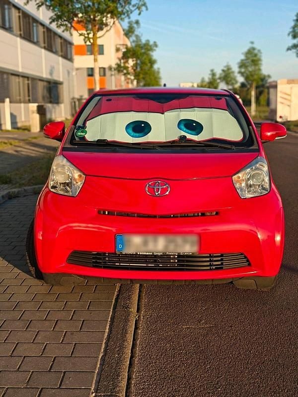 Rot Gebraucht 2009 Toyota iQ Kleinwagen | 3.999 € (Etwas zu teuer) - Bild 1/4