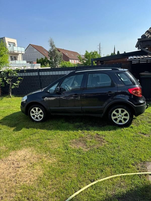 Schwarz Gebraucht 2008 Fiat Sedici SUV | 2.200 € - Bild 1/4