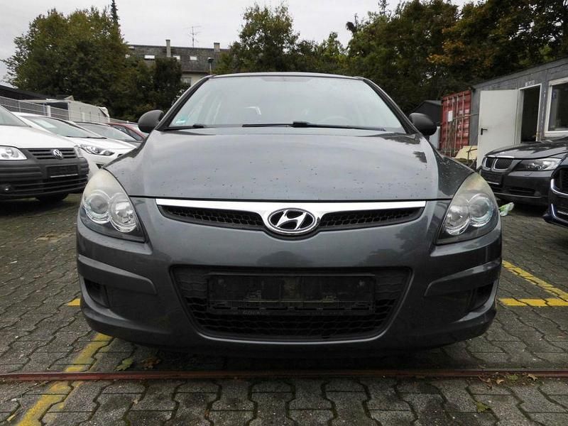 Grau Gebraucht 2009 Hyundai i30 Edition+ Limousine | 2.700 € (Superpreis) - Bild 1/4