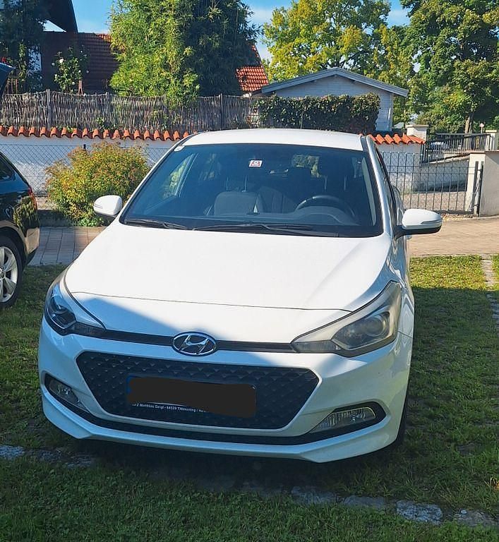 Weiß Gebraucht 2017 Hyundai i20 Trend Limousine | 7.400 € (Guter Preis) - Bild 1/4