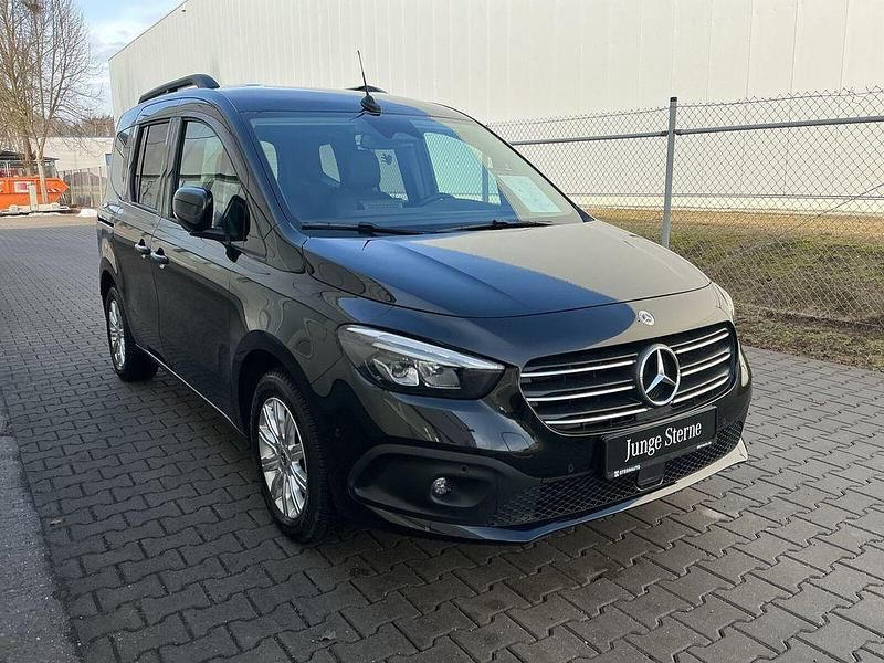 Gebraucht Mercedes T180 Progressive 116 PS (85 kW) 2024 Loparitschwarz metallic Van / Kleinbus