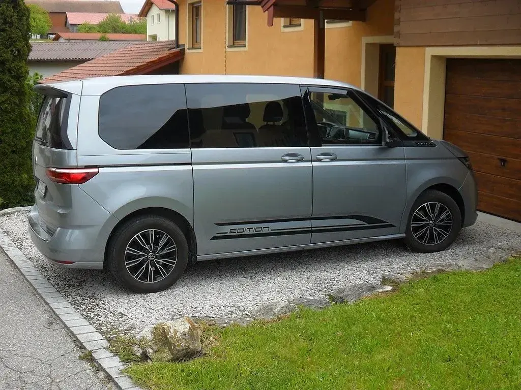 Gebraucht VW Multivan 150 PS (110 kW) 2024 Grau Van / Kleinbus
