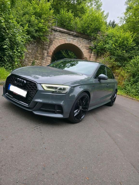Grau Gebraucht 2017 Audi A3 S-Line Limousine | 22.500 € (Teuer) - Bild 1/4