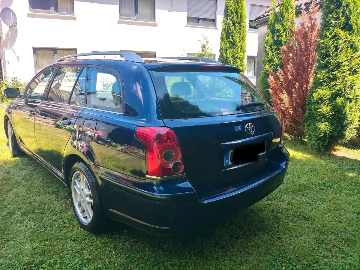 Gebraucht Toyota Avensis T2 126 PS (92 kW) 2006 Blau Kombi