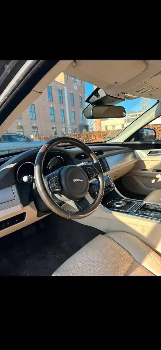 Gebraucht Jaguar XF Prestige 163 PS (119 kW) 2017 Schwarz Limousine