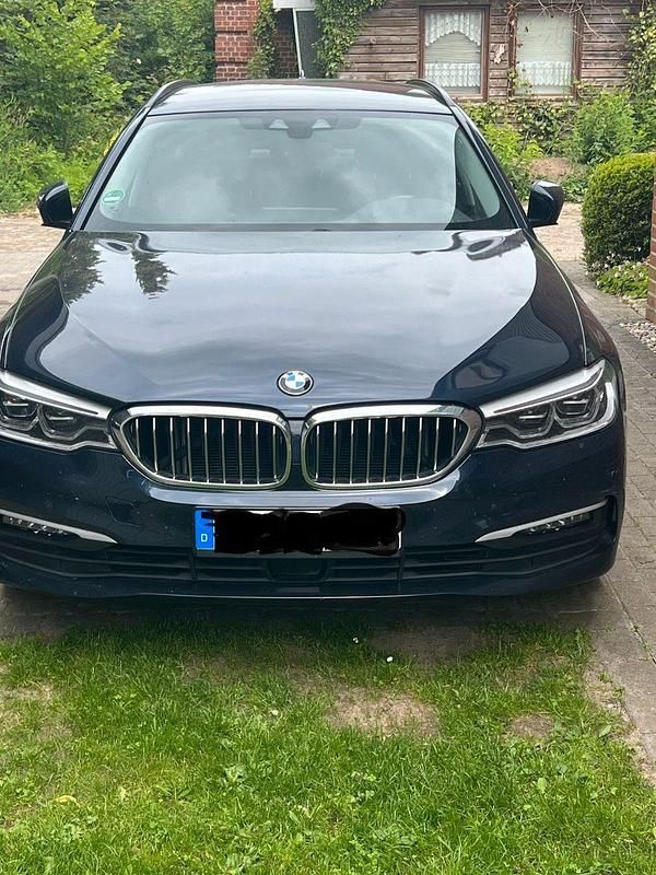 Blau Gebraucht 2018 BMW 520 Kombi | 16.950 € (Fairer Preis) - Bild 1/4