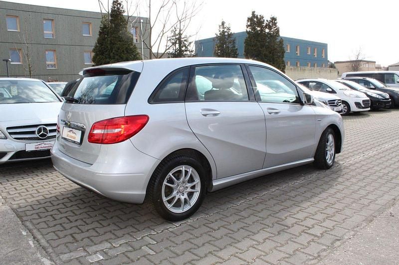Gebraucht Mercedes B200 156 PS (114 kW) 2012 Silber Van / Kleinbus