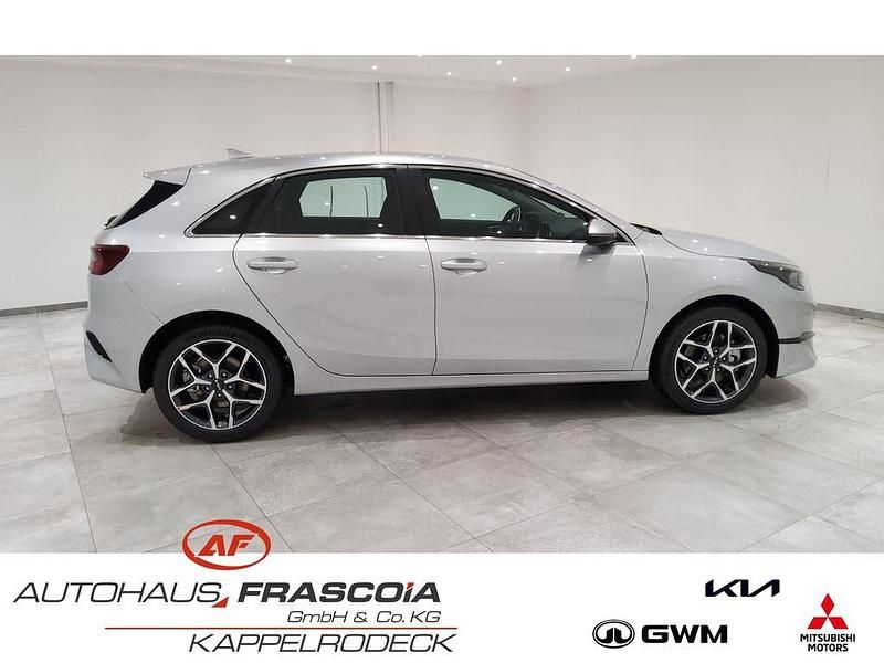 Gebraucht Kia Ceed Spirit 140 PS (102 kW) 2024 Silber Kleinwagen