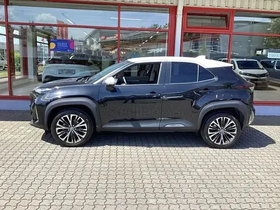 Gebraucht Toyota Yaris Elegant 116 PS (85 kW) 2022 Mysticschwarz mica / dach weiss Kleinwagen