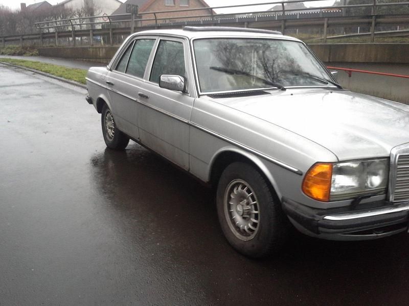 Gebraucht Mercedes E230 136 PS (100 kW) 1982 Silber Limousine