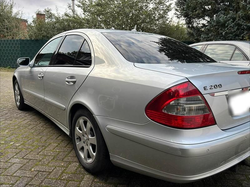Gebraucht Mercedes E200 136 PS (100 kW) 2007 Silber Limousine