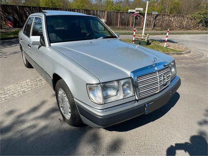 Gebraucht Mercedes E260 160 PS (117 kW) 1990 Silber Limousine