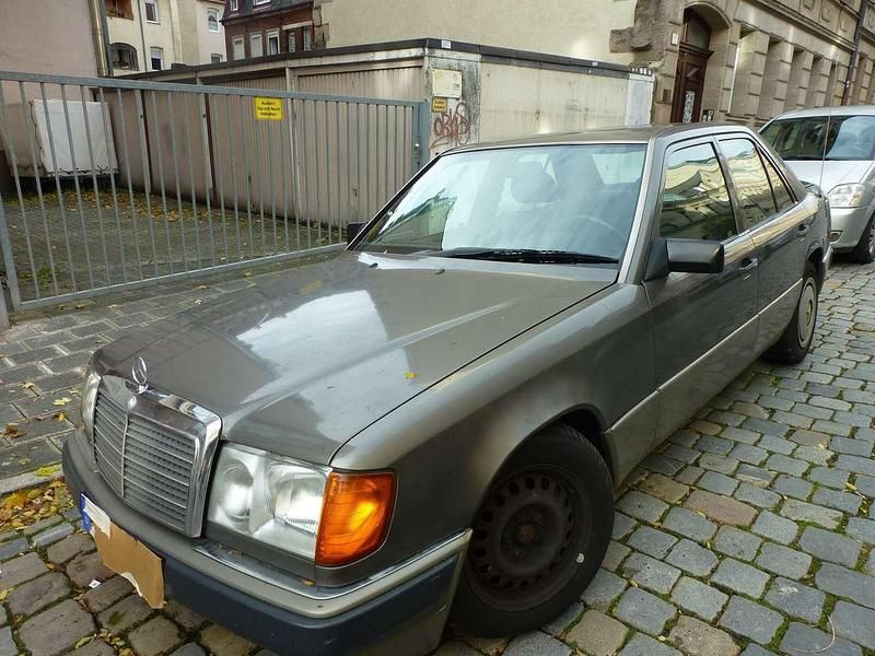 Gebraucht 1993 Mercedes E200 Limousine | 2.800 € - Bild 1/4