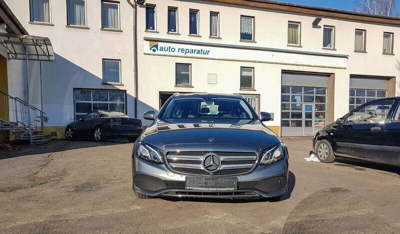 Gebraucht Mercedes E220 194 PS (142 kW) 2018 Grau metallic Kombi