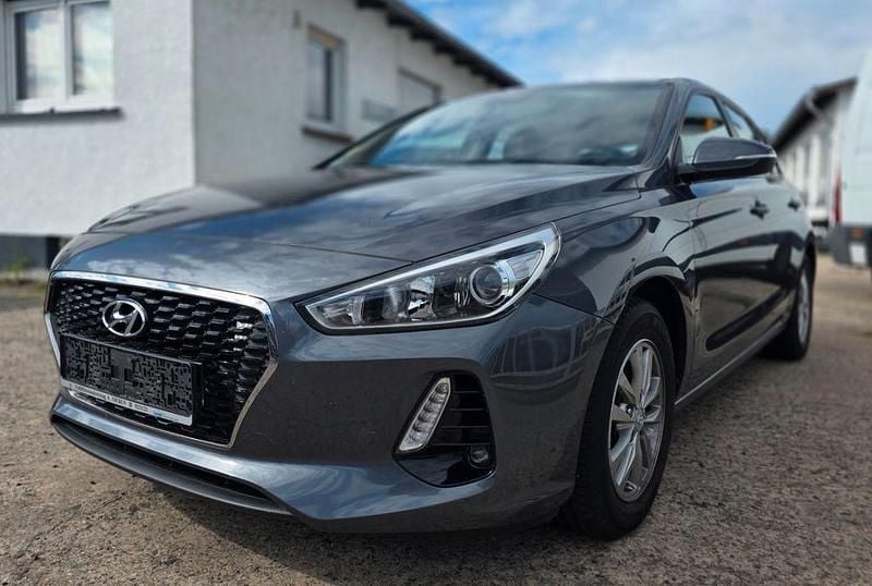 Grau Gebraucht 2017 Hyundai i30 Trend Limousine | 11.999 € (Guter Preis) - Bild 1/4