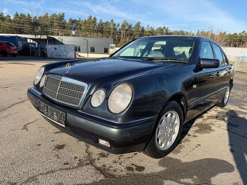Blau Gebraucht 1998 Mercedes E240 Elegance Limousine | 2.000 € (Superpreis) - Bild 1/4