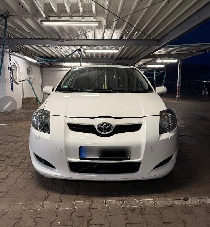 Weiß Gebraucht 2009 Toyota Auris Limousine | 4.300 € (Fairer Preis) - Bild 1/4