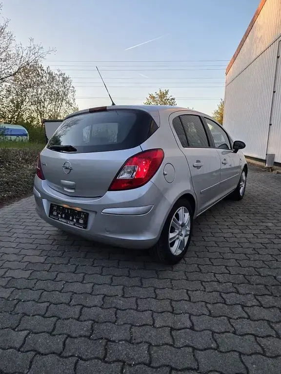 Używany Opel Corsa Edition 87 KM (63 kW) 2010 Srebrny Hatchback
