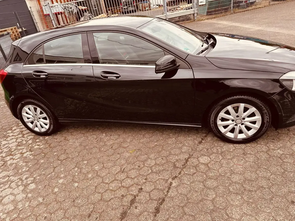 Gebraucht Mercedes A180 122 PS (89 kW) 2013 Schwarz Kleinwagen