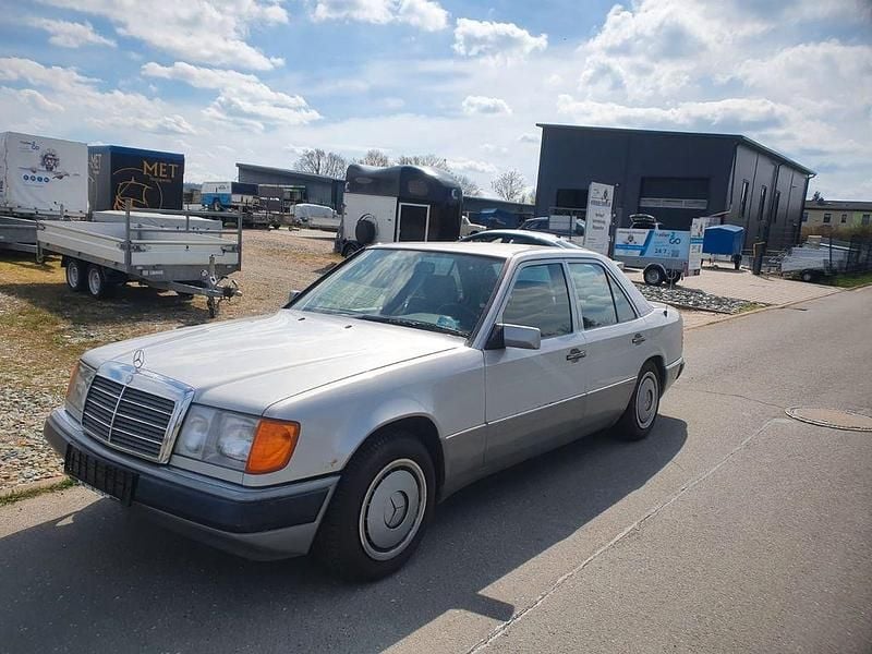 Silber Gebraucht 1989 Mercedes E200 Limousine | 3.699 € - Bild 1/4