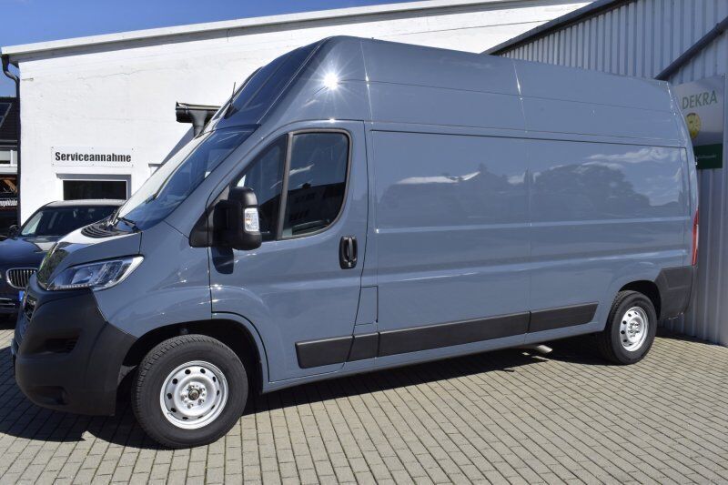 Grau Gebraucht 2023 Opel Movano Selection Van | 24.990 € (Superpreis) - Bild 1/4