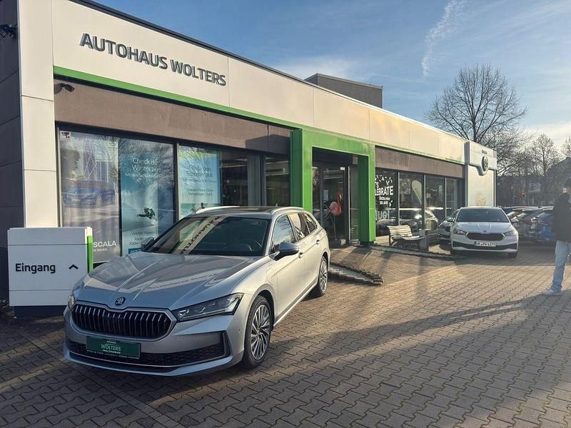 Neu Skoda Superb LAURIN & KLEMENT 150 PS (110 kW) 2025 Silber Kombi