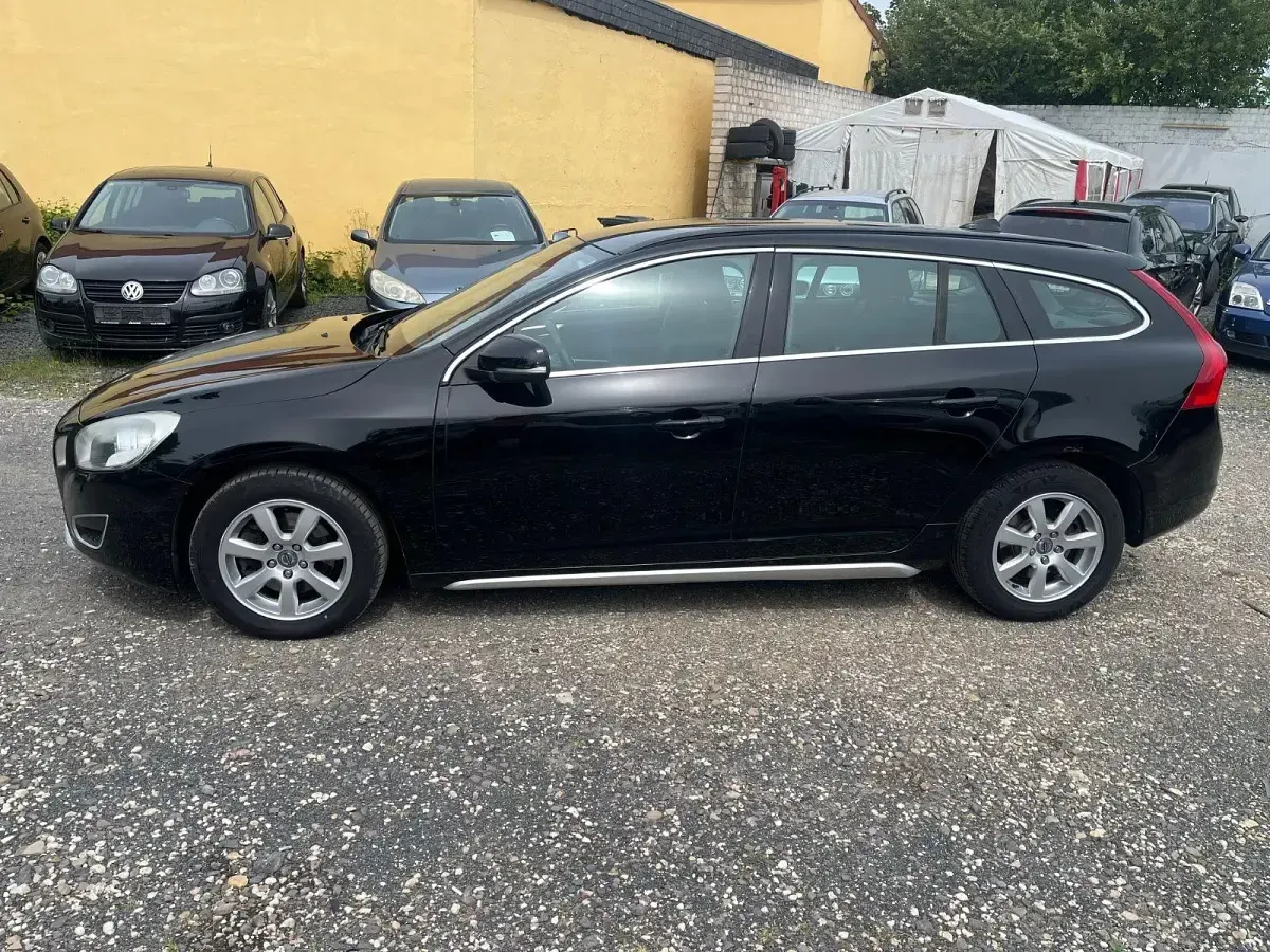 Gebraucht Volvo V60 Momentum 163 PS (119 kW) 2011 Schwarz Kombi