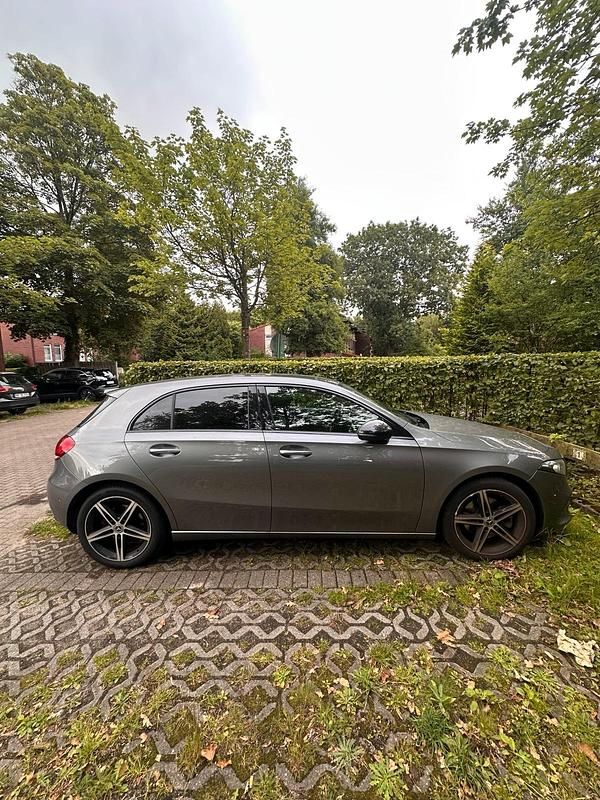 Grau Gebraucht 2019 Mercedes A220 Kleinwagen | 20.600 € (Guter Preis) - Bild 1/4