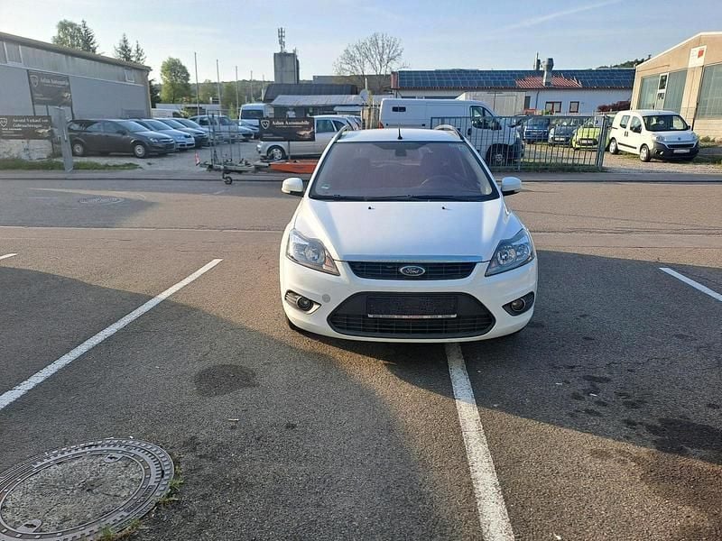 Weiß Gebraucht 2010 Ford Focus Kombi | 1.490 € (Superpreis) - Bild 1/4