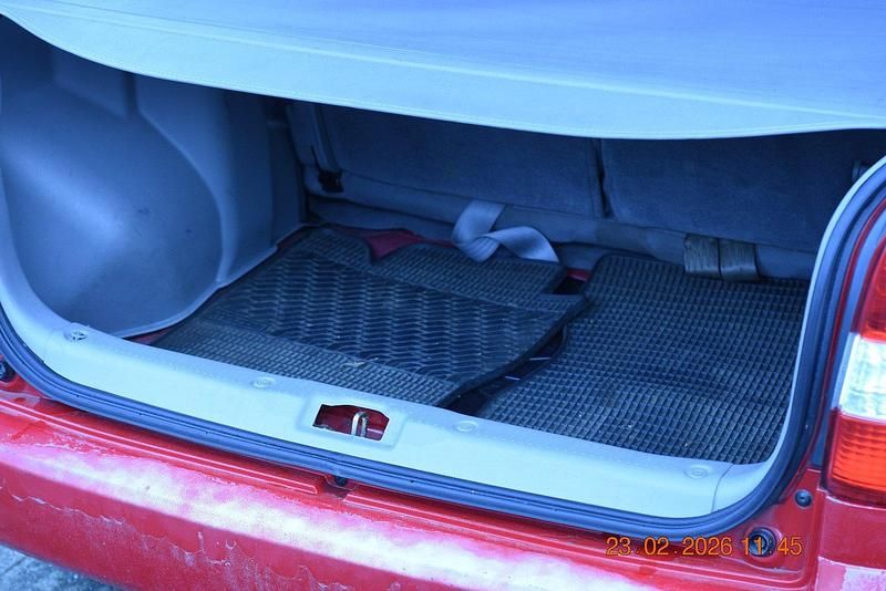 Usado Mazda Demio 63 HP (46 kW) 2000 Vermelho Citadino