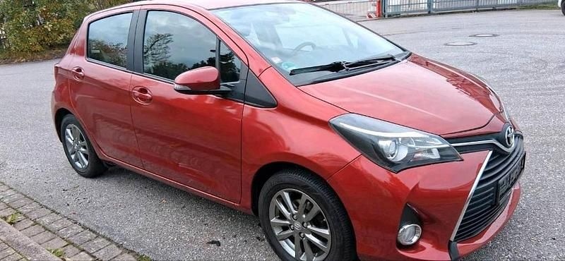 Gebraucht Toyota Yaris 69 PS (50 kW) 2015 Rot Kleinwagen