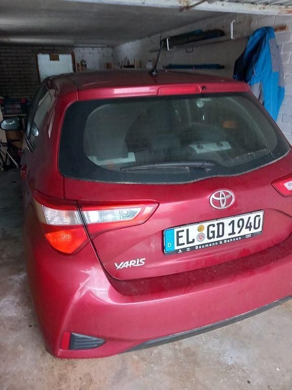Gebraucht Toyota Yaris 72 PS (52 kW) 2019 Rot Limousine