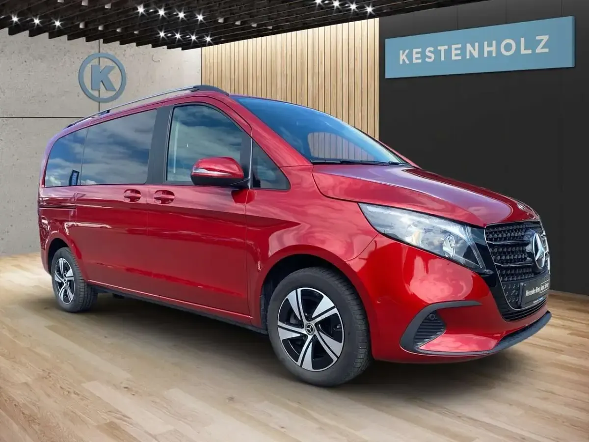 Gebraucht Mercedes V220 163 PS (119 kW) 2025 Hyazinthrot Van / Kleinbus