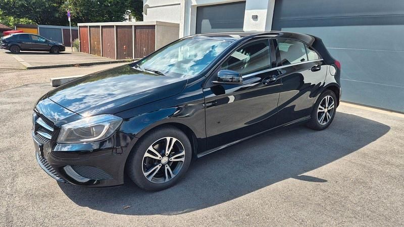 Schwarz Gebraucht 2014 Mercedes A180 Style Limousine | 11.990 € (Fairer Preis) - Bild 1/4