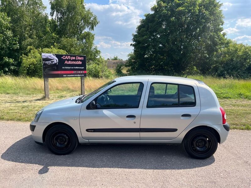 Grün Gebraucht 2004 Renault Clio II Limousine | 1.799 € (Fairer Preis) - Bild 1/4