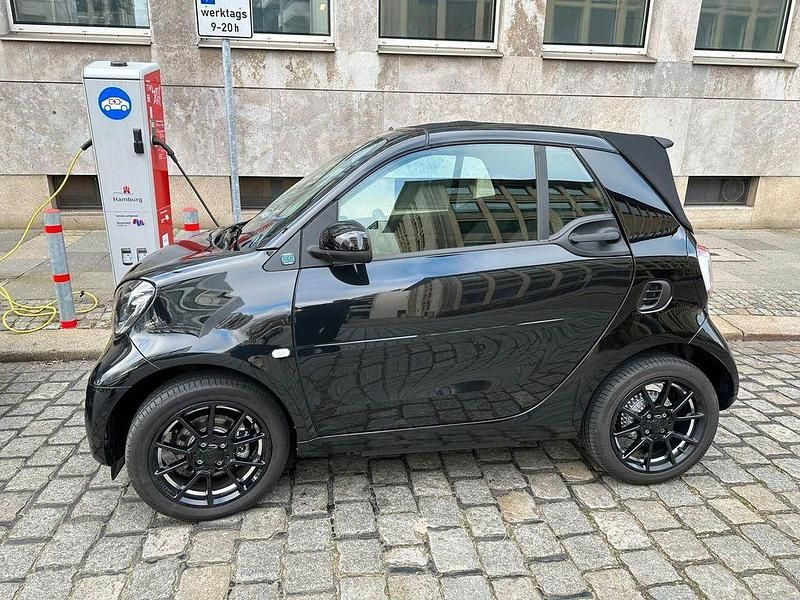 Schwarz Gebraucht 2021 Smart ForTwo Electric Drive Cabrio | 13.800 € (Fairer Preis) - Bild 1/4