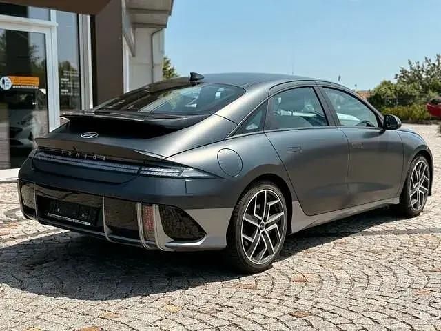 Grau Gebraucht 2024 Hyundai Ioniq 6 Basis Limousine | 33.900 € (Fairer Preis) - Bild 1/3