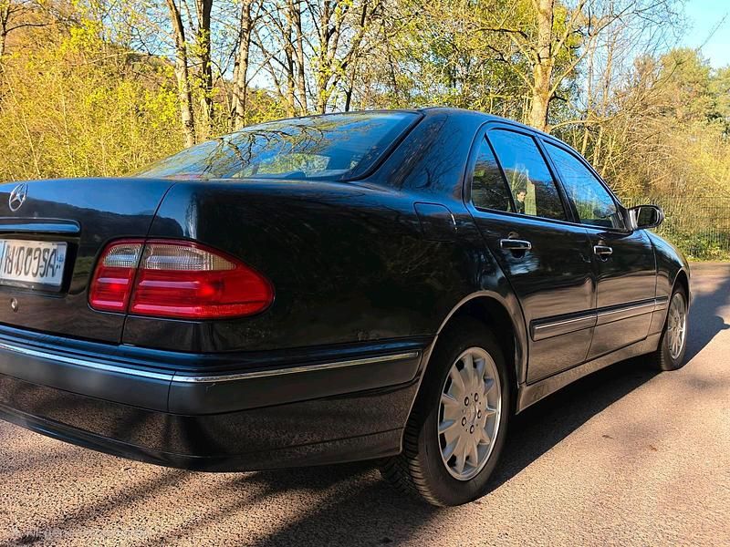 Second-hand Mercedes E280 204 CP (150 kW) 1999 Negru Berlinǎ