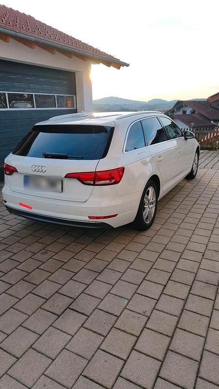 Gebraucht Audi A4 Design 150 PS (110 kW) 2018 Weiß Kombi