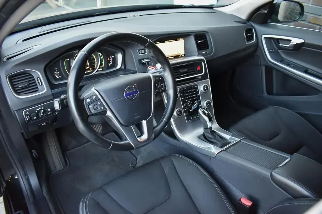 Usata Volvo V60 190 CV (139 kW) 2017 Nero Station wagon