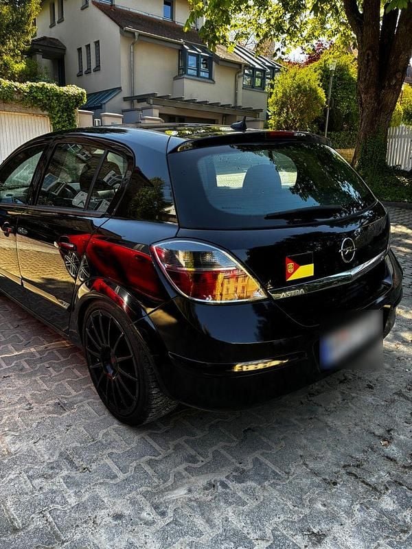 Second-hand Opel Astra 116 CP (85 kW) 2007 Negru Berlinǎ