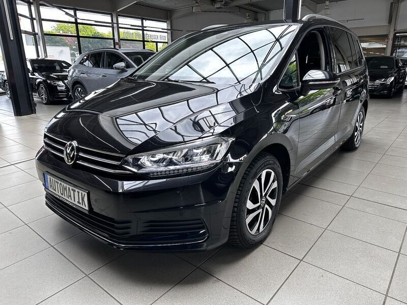 Deep black perleffekt Gebraucht 2022 VW Touran Active Van / Kleinbus | 26.490 € (Fairer Preis) - Bild 1/4