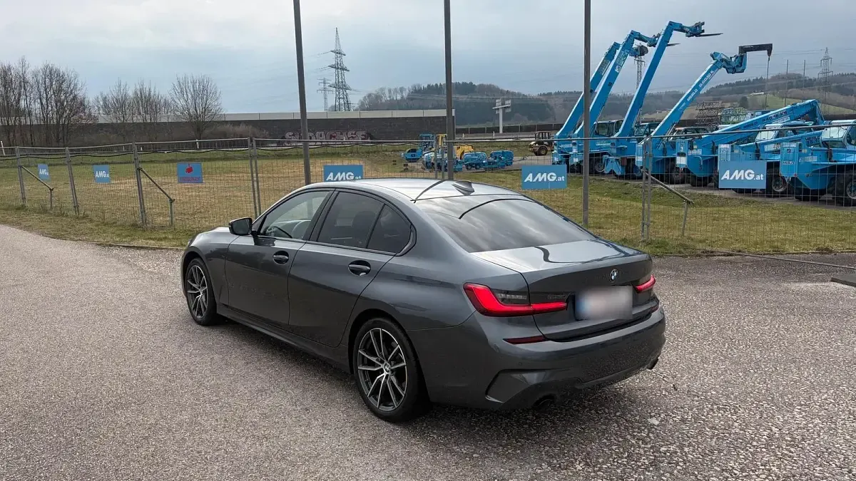Gebraucht BMW 318 150 PS (110 kW) 2019 Grau Limousine