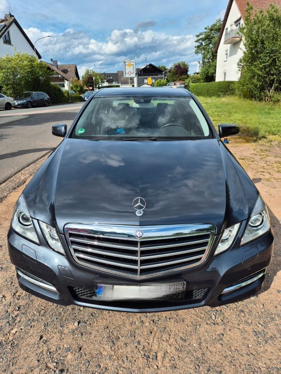 Grau Gebraucht 2012 Mercedes E200 Avantgarde Limousine | 16.950 € (Etwas zu teuer) - Bild 1/4