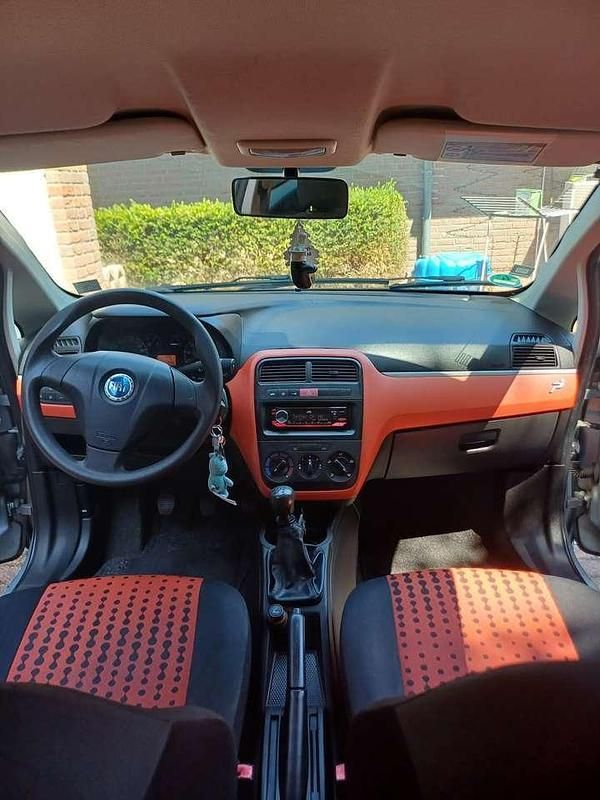 Grau Gebraucht 2005 Fiat Punto Kleinwagen | 1.500 € (Etwas zu teuer) - Bild 1/4