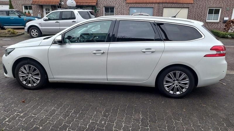 Gebraucht Peugeot 308 Allure 131 PS (96 kW) 2018 Weiß Kombi