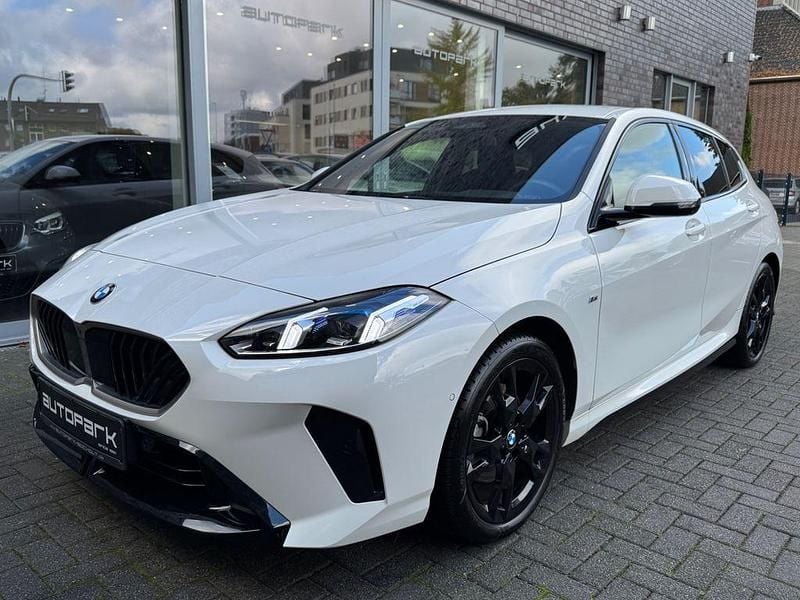 Weiß Gebraucht 2024 BMW 120 M Sport Kleinwagen | 32.590 € (Guter Preis) - Bild 1/4