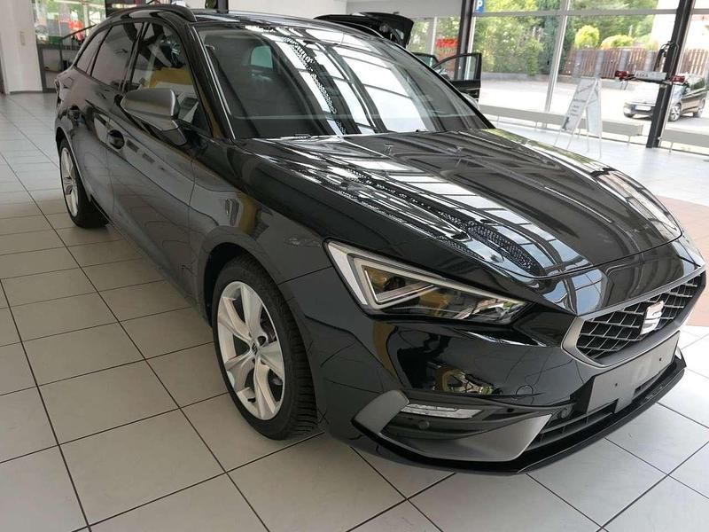 Mitternachtsschwarz Gebraucht 2024 Seat Leon Kombi | 30.980 € (Etwas zu teuer) - Bild 1/4