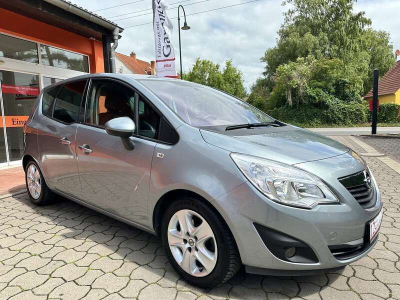 Silbersee/perl silber Gebraucht 2011 Opel Meriva Design Edition Van / Kleinbus | 5.990 € (Etwas zu teuer) - Bild 1/4