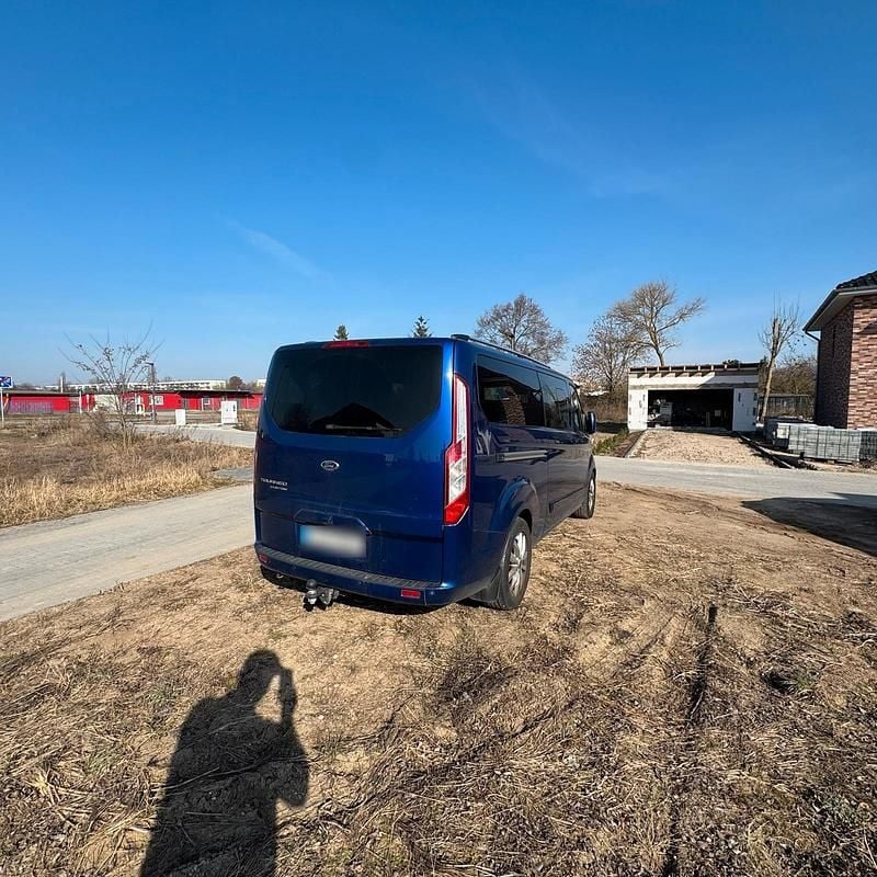 Gebraucht Ford Tourneo Titanium 170 PS (125 kW) 2017 Blau Van / Kleinbus